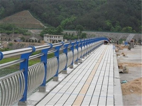 丹东不锈钢桥梁护栏的特性及其在现代建筑中的应用