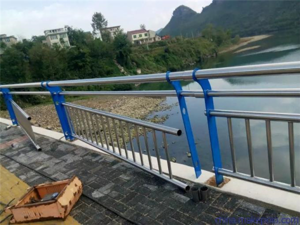 丹东不锈钢复合管护栏是一种卓越的防护材料